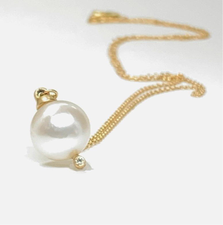 Floating Pearl and Diamond / Necklace