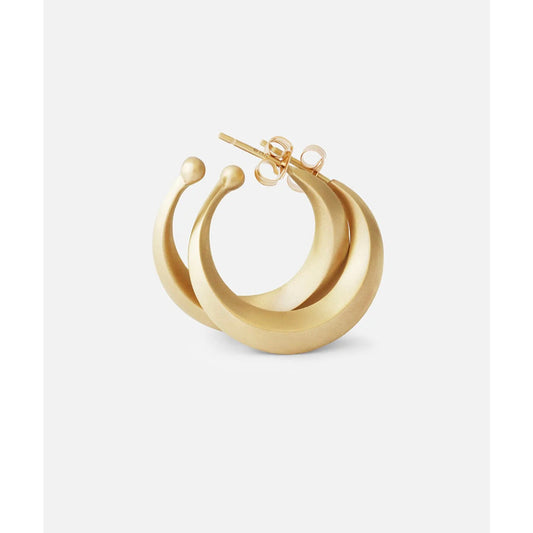 Make a bold statement with these Medium Travelling Hoops. These versatile earrings are perfect for adding a touch of elegance to any outfit. 14k Yellow Gold Satin Finish HxW: 1" x 5.18mm