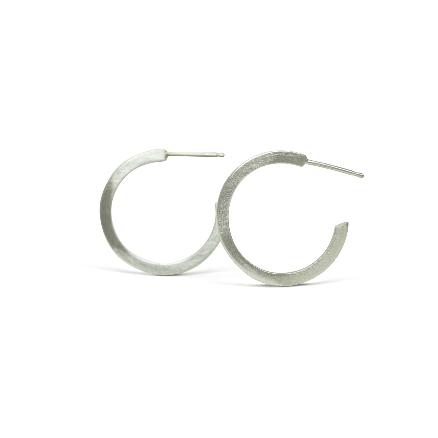 Discover the SQUARE / HOOPS, a unique blend of a square design and a classic hoop style. With its modern and trendy look, these earrings are the perfect accessory to add a touch of sophistication to any outfit. 14k Yellow Gold Satin Finish Dimensions (HxW): 20.15mm x 1.39mm