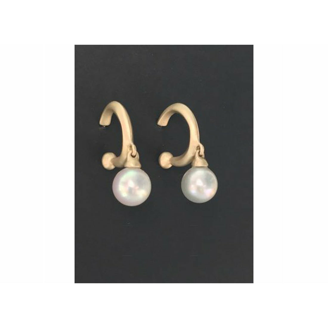 Details  Introducing the Classic Pearl Hoop Earring, a timeless design that adds an elegant touch to any outfit. Crafted with high-quality materials, these earrings are perfect for both formal occasions and everyday wear.  Hoop 15MM  8-10 MM WHITE JAPANESE ROUND PEARL